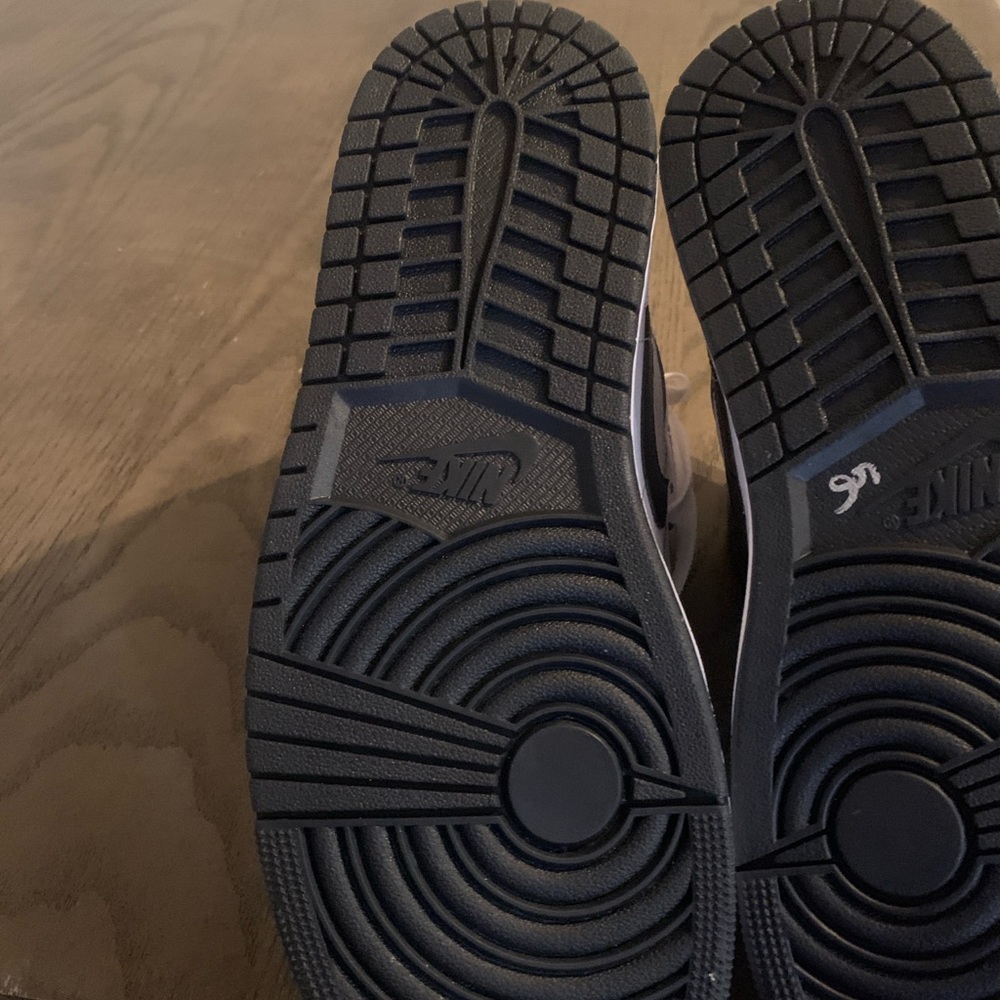 Jordan White and Black Classic Low-Top Sneakers - Picture 9 of 11